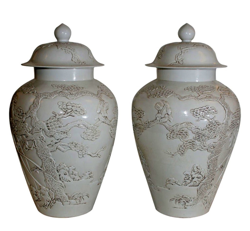 A PAIR OF QING DYNASTY COVERED JARS. CHINESE,  19th CENTURY For Sale 5